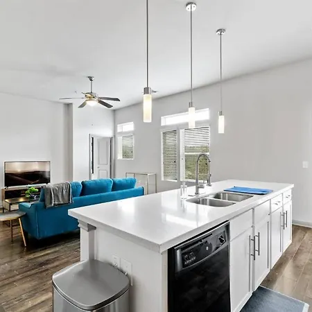 Modern Austin 2Br 2B Apt With Pool Parking & Wifi